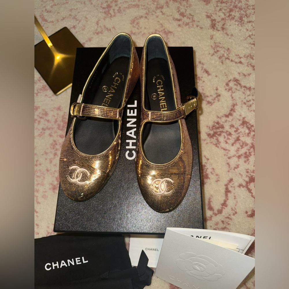 Chanel Gold Women's Shoes

Chanel Gold Mary Jane Flats 36.5 RARE!! 25S BNIB - Picture 3 of 6
